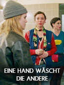  Eine Hand wäscht die andere